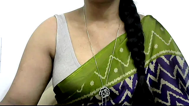 Snapshot of rashmika_reddy chatting on 09-09-25, 04:01 rashmika reddy online show from 09-09-25, 04:01