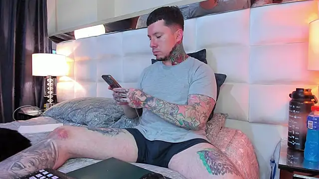 Snapshot of Adam_tatto chatting on 10-24-25, 02:19 Adam tatto online show from 10-24-25, 02:19