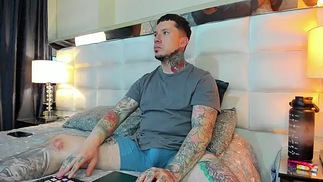 Snapshot of Adam_tatto chatting on 10-25-25, 05:37 Adam tatto online show from 10-25-25, 05:37