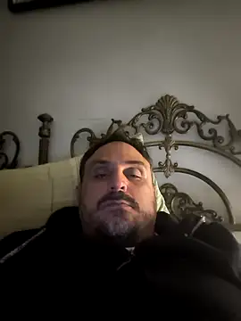 Snapshot of italovene chatting on 10-25-25, 09:31 italovene online show from 10-25-25, 09:31