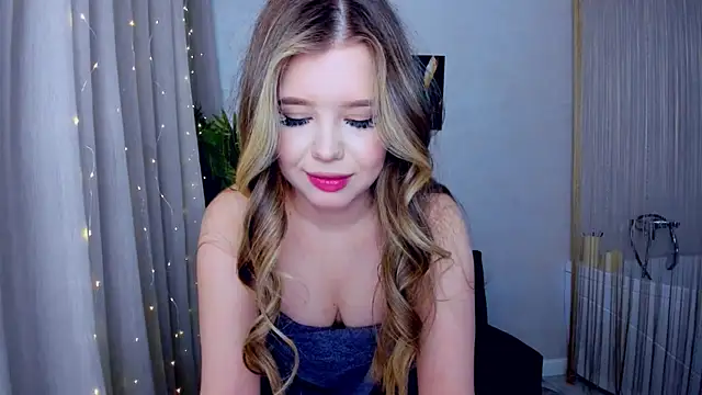 Snapshot of FollowLovee chatting on 03-10-25, 10:45 FollowLovee online show from 03-10-25, 10:45
