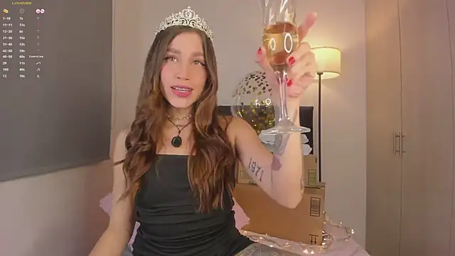 Snapshot of LynnSam_ chatting on 10-12-25, 12:20 LynnSam online show from 10-12-25, 12:20