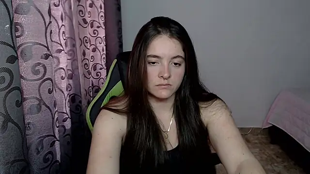 Snapshot of jennfoxx1 chatting on 10-20-25, 07:36 jennfoxx1 online show from 10-20-25, 07:36