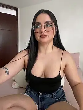Snapshot of montmariana chatting on 06-19-26, 06:34 montmariana online show from 06-19-26, 06:34