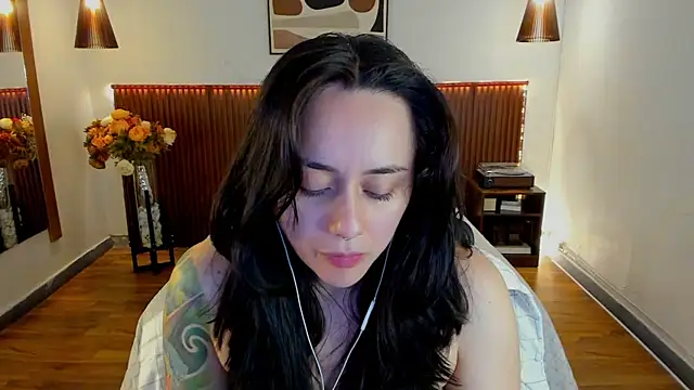 Snapshot of KatherineBond chatting on 06-23-26, 06:17 KatherineBond online show from 06-23-26, 06:17
