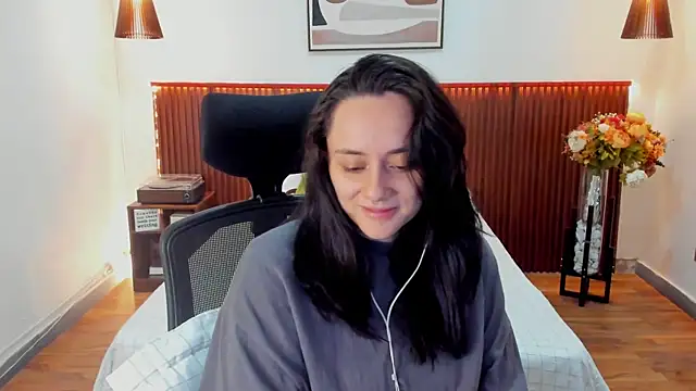 Snapshot of KatherineBond chatting on 07-13-26, 04:21 KatherineBond online show from 07-13-26, 04:21