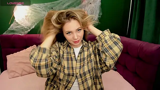 EvaMoran online show from 10-24-25, 01:46