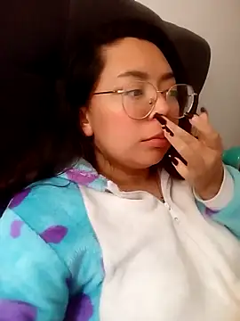 Snapshot of Peach-Lawrence chatting on 12-19-24, 12:01 Peach-Lawrence online show from 12-19-24, 12:01