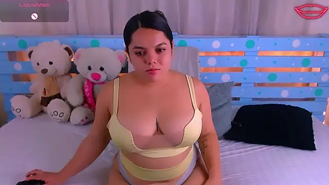 Snapshot of Sara-04 chatting on 01-19-25, 10:39 Sara-04 online show from 01-19-25, 10:39