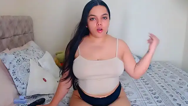 Snapshot of Sara-04 chatting on 10-07-25, 11:24 Sara-04 online show from 10-07-25, 11:24