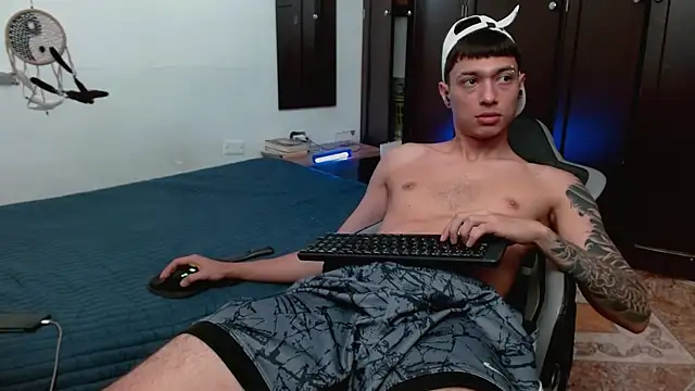 aaron blug online show from 12-18-25, 04:35