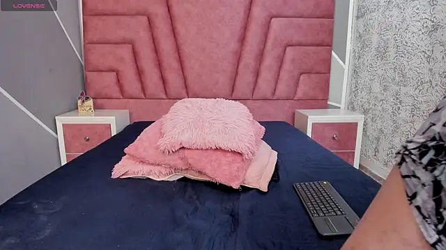 Derek and Skarlet online show from 02-09-25, 01:56