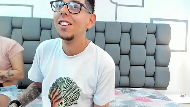 Derek and Skarlet online show from 09-10-25, 03:01