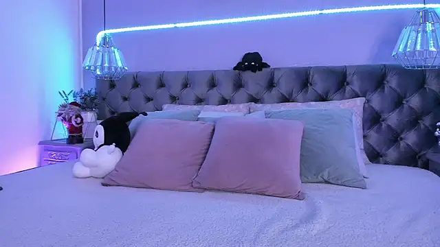 Naomii Soto online show from 12-29-24, 03:46