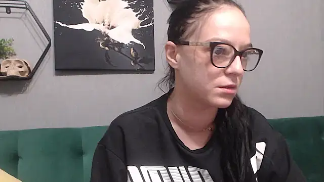 Snapshot of IzabelllNoir chatting on 02-21-25, 08:18 IzabelllNoir online show from 02-21-25, 08:18