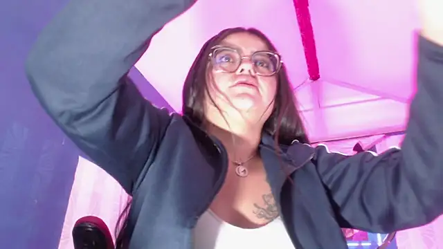 Snapshot of vitoria23_ chatting on 07-15-26, 01:49 vitoria23 online show from 07-15-26, 01:49