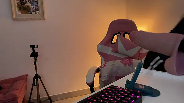 Snapshot of SweetPaige_ chatting on 03-23-26, 05:17 SweetPaige online show from 03-23-26, 05:17