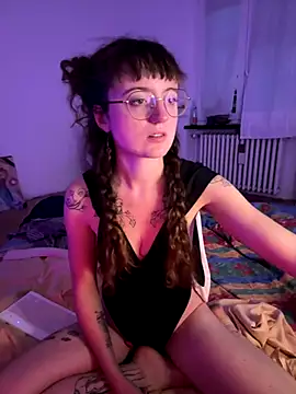 Snapshot of _foxygirl_ chatting on 10-16-25, 05:03 foxygirl online show from 10-16-25, 05:03
