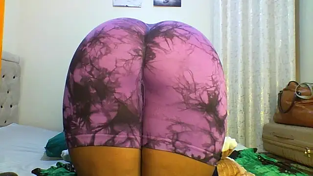 Petitiebooty online show from 12-17-25, 04:40