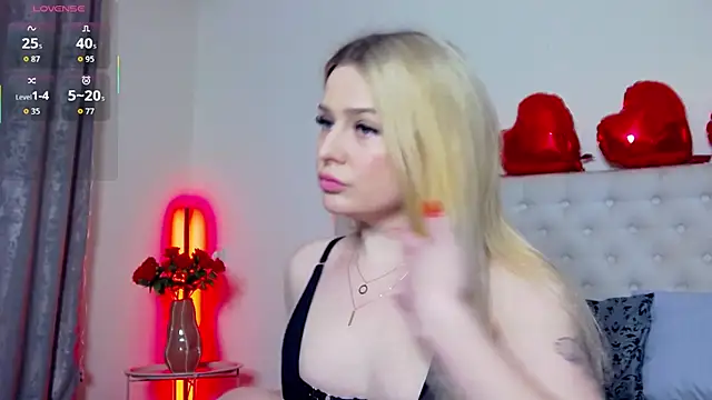 TamarraFox online show from 02-15-26, 10:06