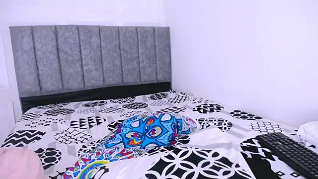 Snapshot of nataly_red chatting on 02-17-25, 08:15 nataly red online show from 02-17-25, 08:15