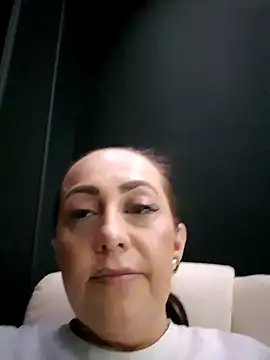 AvaLloyd online show from 02-18-25, 03:10