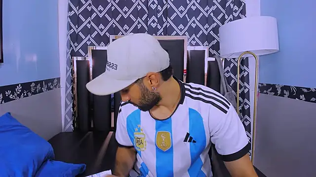 Snapshot of MilanZaire chatting on 10-23-25, 12:43 MilanZaire online show from 10-23-25, 12:43