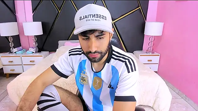 Snapshot of MilanZaire chatting on 10-25-25, 12:18 MilanZaire online show from 10-25-25, 12:18