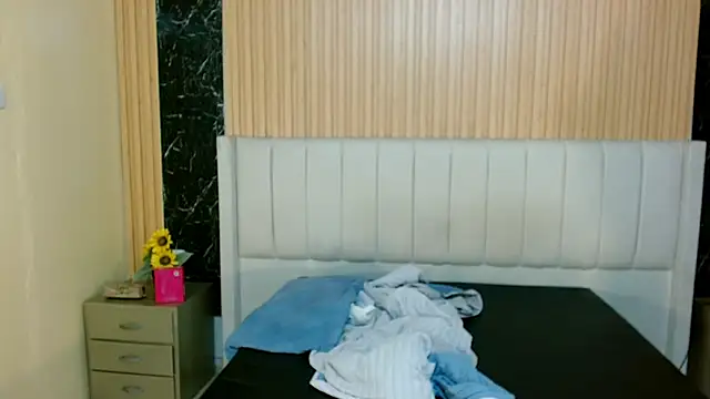 Snapshot of MilanZaire chatting on 12-05-25, 03:30 MilanZaire online show from 12-05-25, 03:30