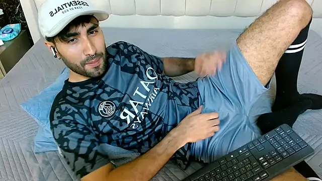 Snapshot of MilanZaire chatting on 12-15-25, 10:58 MilanZaire online show from 12-15-25, 10:58