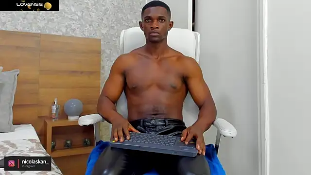 Snapshot of nicolaskan chatting on 12-14-24, 03:04 nicolaskan online show from 12-14-24, 03:04