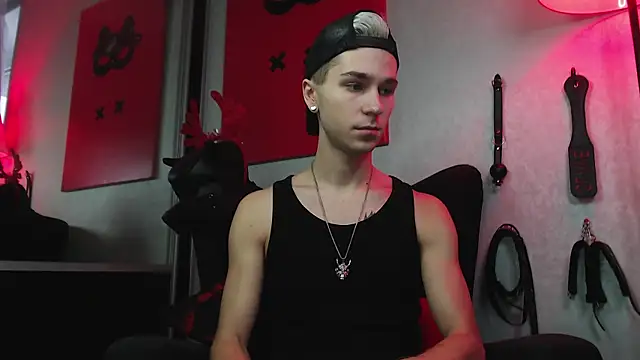 Joseph  Quinn online show from 12-20-24, 08:38