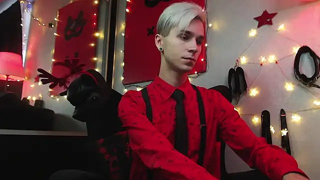 Joseph  Quinn online show from 12-25-24, 08:18