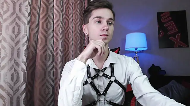 Joseph  Quinn online show from 11-07-25, 05:29