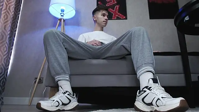 Joseph  Quinn online show from 11-12-25, 05:19