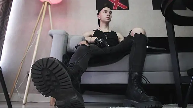 Joseph  Quinn online show from 12-02-25, 07:25