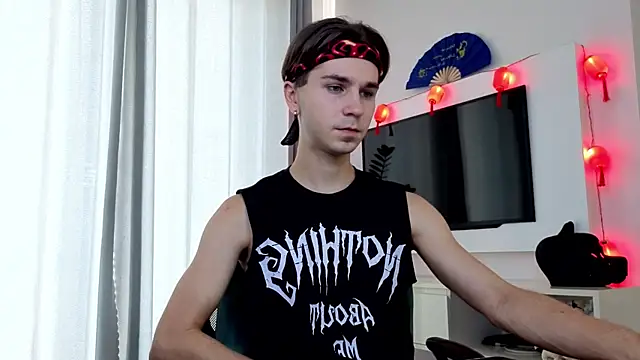 Joseph  Quinn online show from 04-10-26, 01:22