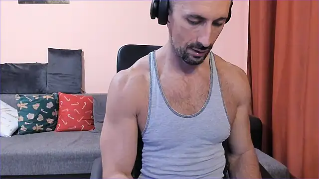 Snapshot of HotHunkTrainer chatting on 12-09-24, 05:08 HotHunkTrainer online show from 12-09-24, 05:08