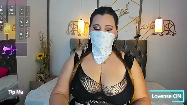 Snapshot of SalmaZaman chatting on 10-12-25, 09:14 SalmaZaman online show from 10-12-25, 09:14