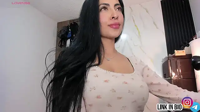 Snapshot of Sophy_diamonds chatting on 07-18-26, 04:38 Sophy diamonds online show from 07-18-26, 04:38