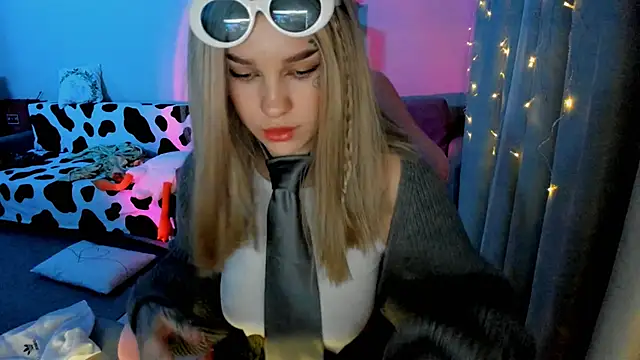 Snapshot of Ledy_WWWII chatting on 12-11-24, 02:11 Ledy WWWII online show from 12-11-24, 02:11