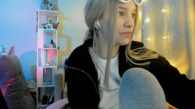 Snapshot of Ledy_WWWII chatting on 12-12-24, 04:10 Ledy WWWII online show from 12-12-24, 04:10