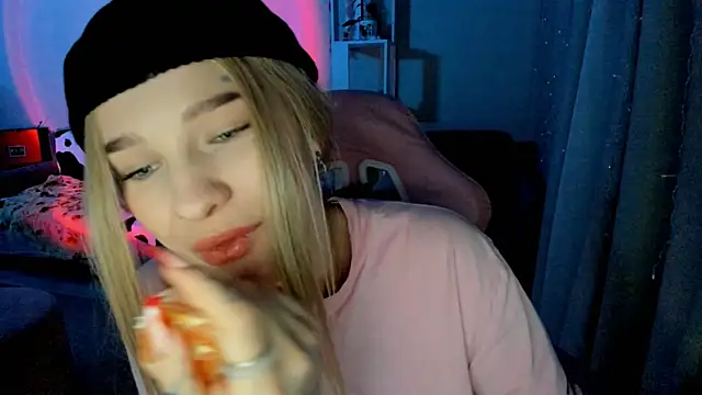 Snapshot of Ledy_WWWII chatting on 12-18-24, 03:00 Ledy WWWII online show from 12-18-24, 03:00