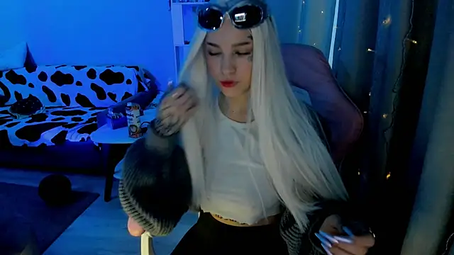 Snapshot of Ledy_WWWII chatting on 01-03-25, 01:47 Ledy WWWII online show from 01-03-25, 01:47