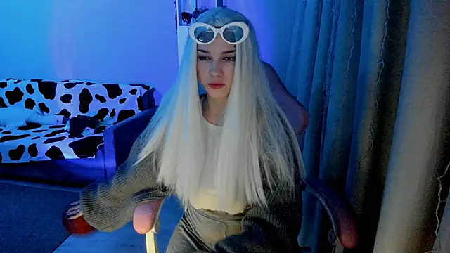 Snapshot of Ledy_WWWII chatting on 01-05-25, 04:16 Ledy WWWII online show from 01-05-25, 04:16