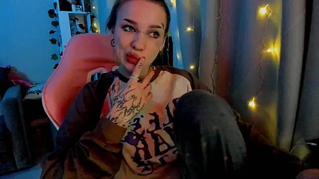 Snapshot of Ledy_WWWII chatting on 02-01-25, 04:33 Ledy WWWII online show from 02-01-25, 04:33