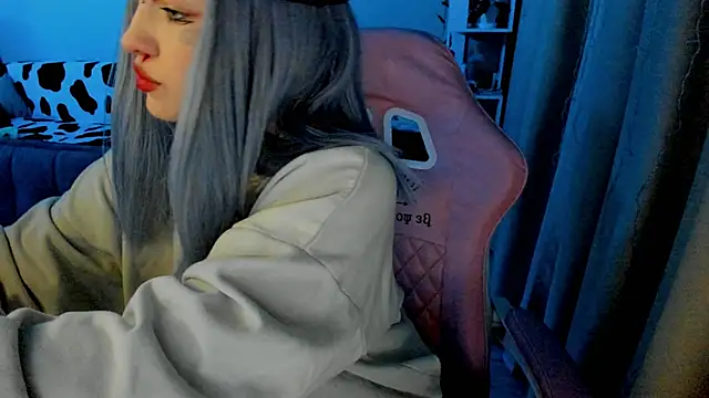 Snapshot of Ledy_WWWII chatting on 02-04-25, 03:15 Ledy WWWII online show from 02-04-25, 03:15