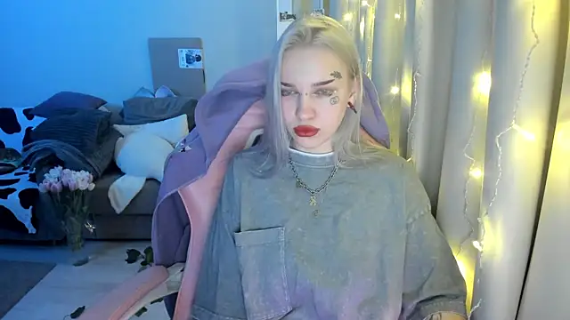 Snapshot of Ledy_WWWII chatting on 03-10-25, 06:23 Ledy WWWII online show from 03-10-25, 06:23