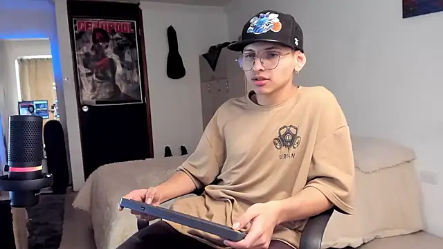 a lejandro 0 8 online show from 12-08-24, 04:07