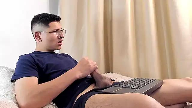 a lejandro 0 8 online show from 02-07-25, 10:19